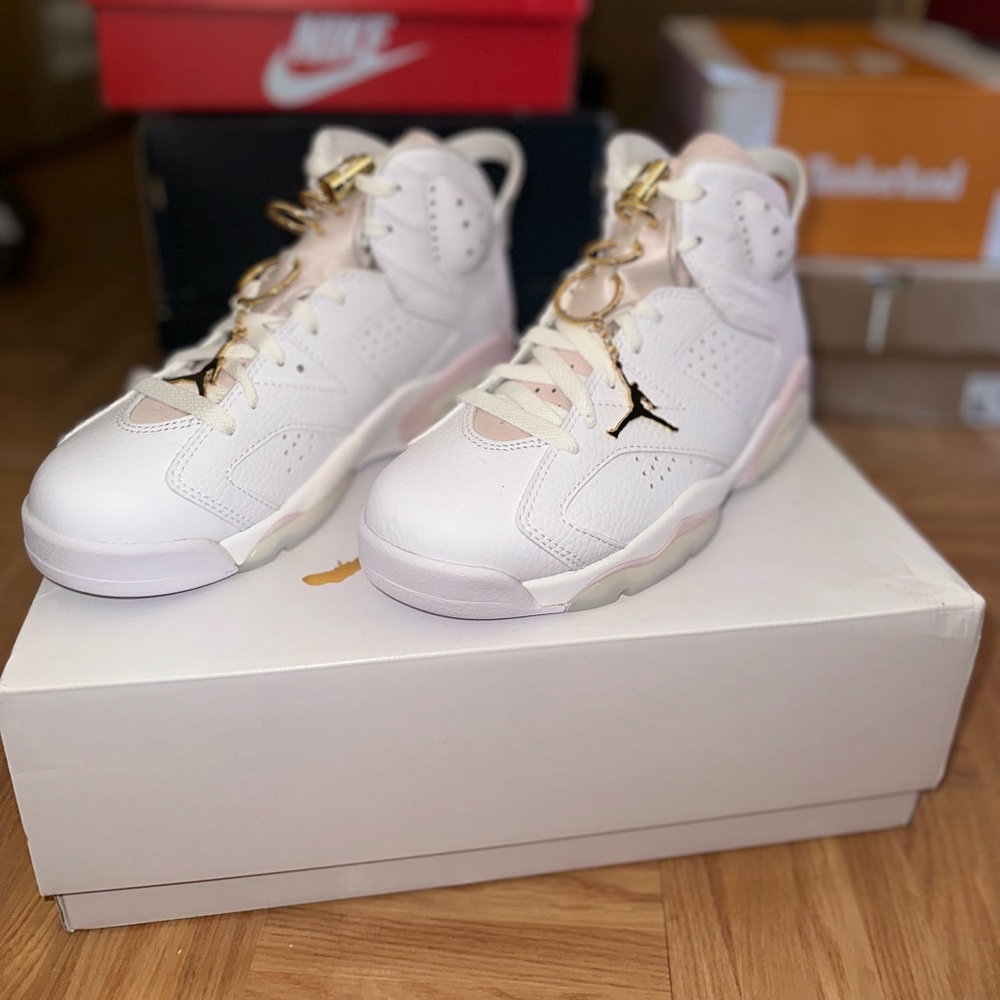 WNS AIR JORDN 6 RETRO GOLD HOOPS
WHITE/METALLIC GOLD